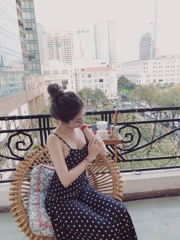 Khổng Tú Quỳnh mạnh dạn diện những trang phục táo bạo như: váy áo 2 dây, crotop, đầm cắt xẻ khoe đường cong cơ thể.