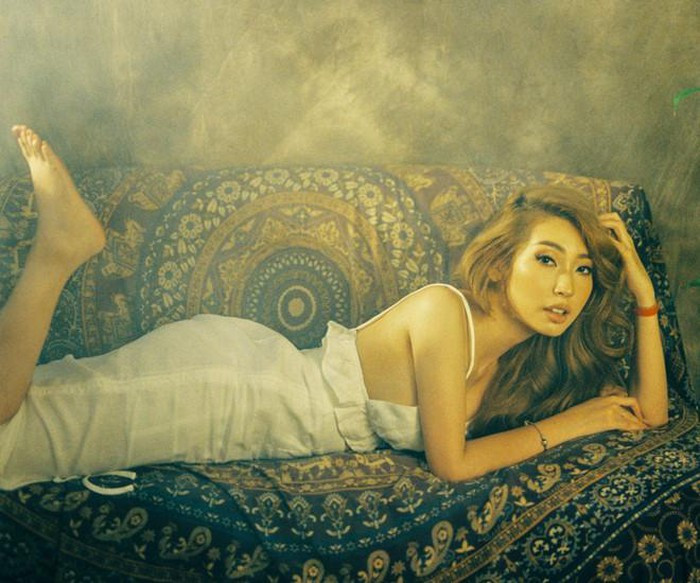 Tình cũ của Ngô Kiến Huy đã lột xác, vượt ra khỏi hình ảnh an toàn bằng những bộ cánh khoe lưng thon, ngực đầy vô cùng gợi cảm.