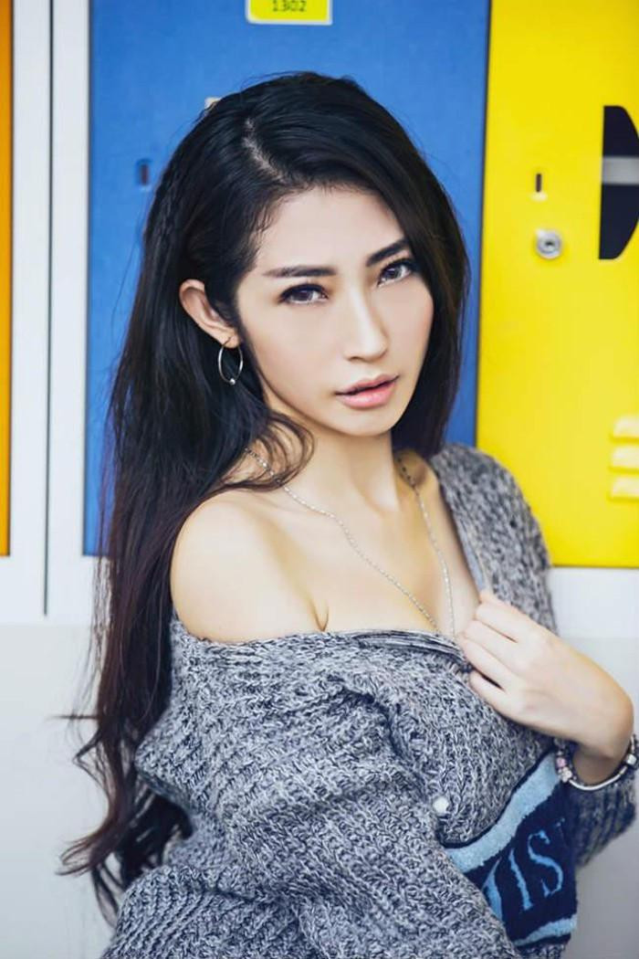 Các kiểu áo lệch vai cũng thể hiện gu thời trang gợi cảm của Khổng Tú Quỳnh.