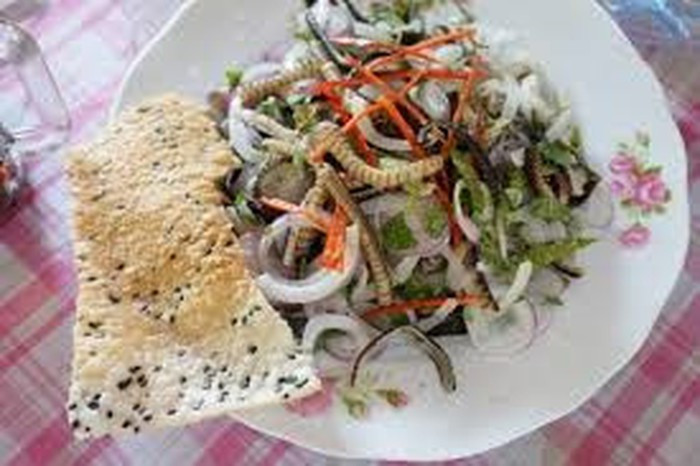 Gỏi thịt rắn mối: rắn mối nướng chín gỡ lấy thịt, xào thơm, trộn với ngó sen, hành tây, rau ngò tàu, chanh, đậu phộng rang, gia vị vừa đủ ăn làm gỏi ăn. Ảnh: Xahoi.