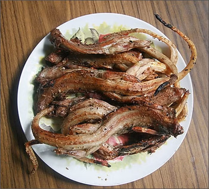 Món nhanh nhất và được ưa chuộng nhất phải kể đến rắn mối chiên giòn. Đầu bếp chặt rắn mối ra làm 2, ướp gia vị vừa ăn (gốc hành lá, tỏi băm nhỏ, tiêu xay, bột nêm), thêm chút nước mắm ngon rồi rán trong chảo mỡ đến khi vàng đều. Khi ăn, thực khách sẽ được hướng dẫn dùng kèm với vài cọng rau thơm hay dưa leo. Ảnh: DoanhnhanPlus.