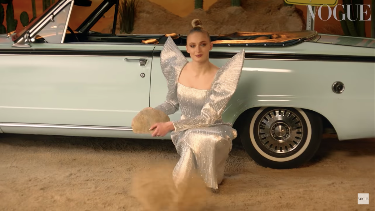 Gần đây, nữ diễn viên Sophie Turner cũng diện một bộ jumpsuit với cầu vai nhọn hoắt của NTK Công Trí khi xuất hiện trong video thời trang do Vogue Paris sản xuất.