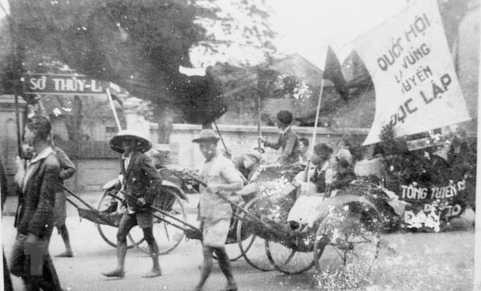 Nhân dân lao động Thủ đô cổ động cho ngày Tổng tuyển cử đầu tiên. (Nguồn: Tư liệu TTXVN)