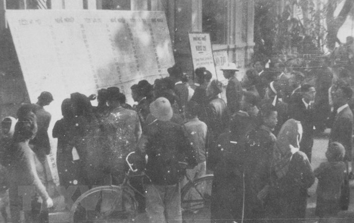 Trong ảnh: Cử tri Thủ đô xem danh sách, tiểu sử các đại biểu ra ứng cử. (Nguồn: Tư liệu TTXVN)