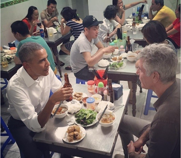 Tổng thống Mỹ Obama cùng đầu bếp Anthony Bourdain thưởng thức món bún chả và bia ướp lạnh ở quán ăn bình dân tại Hà Nộ trong chuyến thăm Việt Nam năm 2016. Ảnh: Instagram Anthony Bourdain.