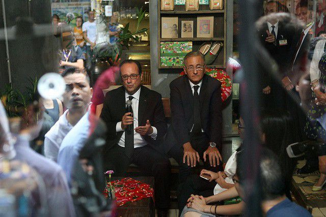 Cựu Tổng thống Pháp Francois Hollande đã có buổi trò chuyện ngắn cùng các cựu sinh viên Việt Nam từng học tập tại Pháp trong một quán cà phê trên phố Mã Mây khi khám phá phố cổ trong chuyến thăm chính thức Việt Nam vào tháng 9/2016. Ảnh: Internet.