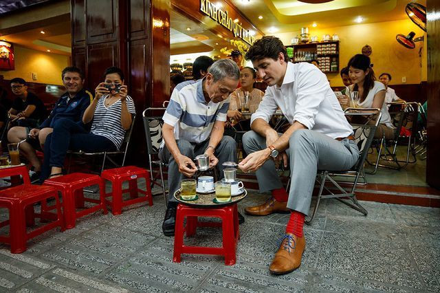 Thủ tướng Canada Justin Trudeau thưởng thức cà phê sữa đá vỉa hè ở TP. Hồ Chí Minh nhân chuyến thăm chính thức Việt Nam vào tháng 11/2017. Ảnh: Global News.