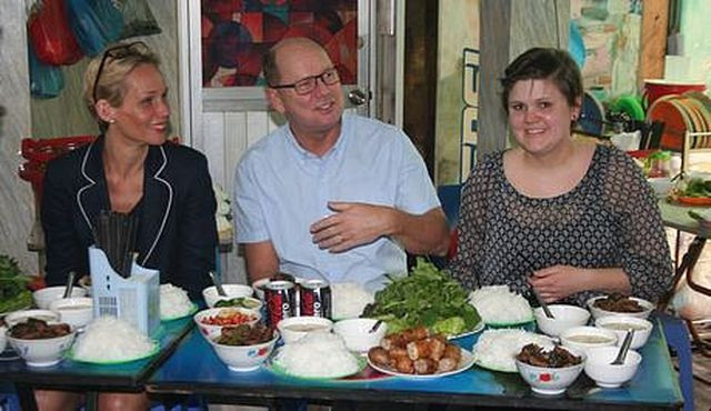 Năm 2015, Chủ tịch Quốc hội Thụy Điển Urban Ahlin (áo xanh) thưởng thức bữa trưa với món bún chả truyền thống của Hà Nội nhân chuyến thăm chính thức Việt Nam. Ảnh: Internet. 