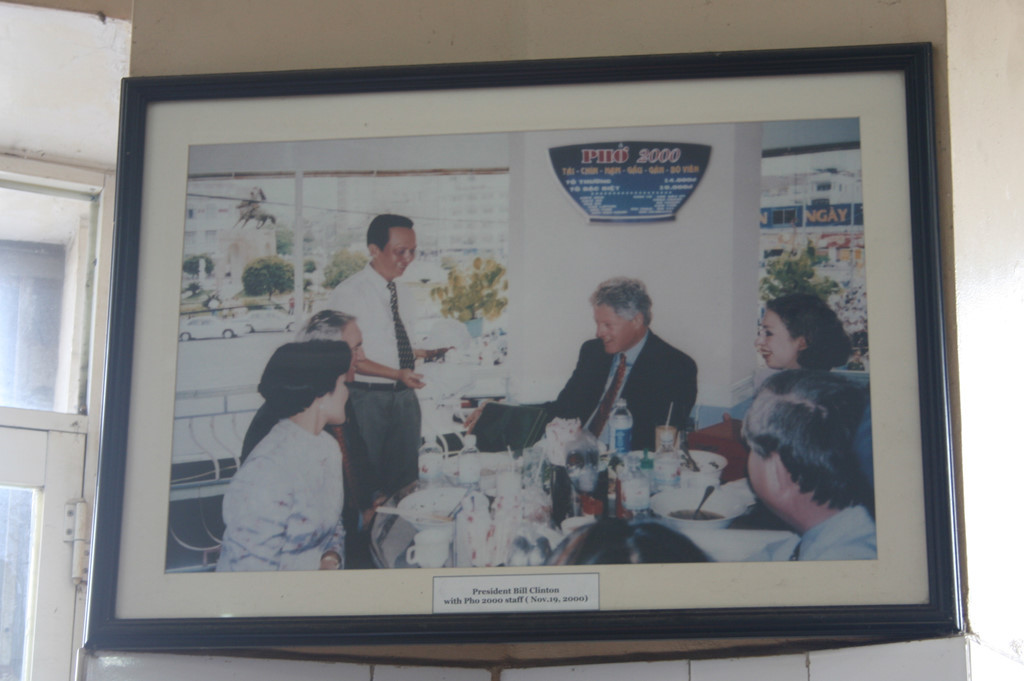 Trong chuyến thăm hữu nghị Việt Nam năm 2000, gia đình cựu Tổng thống Mỹ Bill Clinton đã ghé quán phở sát chợ Bến Thành (TP.HCM) để thưởng thức phở bò, sau đó thân thiện lưu lại ảnh kỷ niệm với nhân viên cửa hàng. Ảnh: Vietnamtrip.