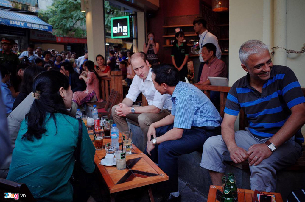 Hoàng tử Anh William cũng rất hứng thú với văn hóa Việt trong chuyến thăm Việt Nam lần đầu của ông tại Hà Nội vào tháng 11/2016, Hoàng tử Anh William chọn một quán cà phê vỉa hè trên phố Thuốc Bắc (Hà Nội), cùng trò chuyện thân mật với các nghệ sĩ nổi tiếng Việt Nam. Ảnh: Zing.