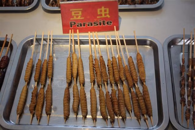 Một số món đặc trưng mà nhiều người khuyên thử như là kén tằm, nó có kích thước nhỏ bằng một viên sỏi, đã khô hoàn toàn và có vị như bông gòn.