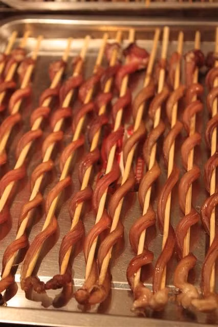 Một món ăn kỳ dị được xiên quanh cái que.