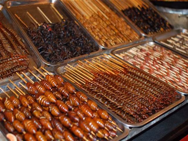 Có vẻ như người dân ở đây thích ăn xiên que, hầu hết các món ăn vặt ở đây đều được cho vào từng xiên.