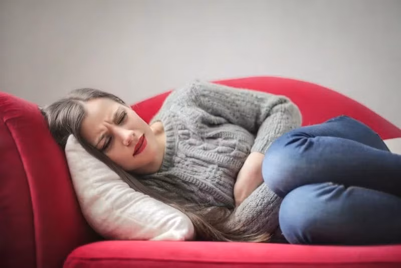 Kinh nguyệt và sinh nở: Ở một số phụ nữ, kinh nguyệt, thai kì và sinh nở có thể gây thiếu máu. Kinh nguyệt quá nhiều có thể gây giảm hồng cầu trong thời gian ngắn. Thai nhi cũng có thể làm giảm lượng sắt dự trữ của người mẹ. Chảy máu nhiều trong khi sinh nở cũng có thể tác động xấu đến lượng hồng cầu.