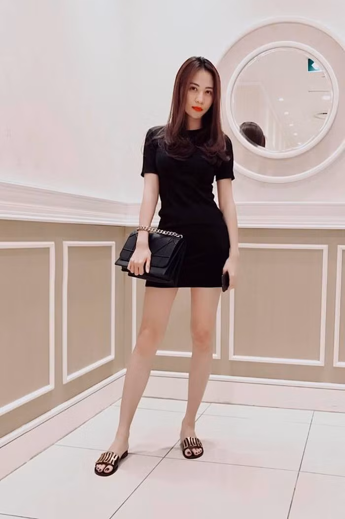 Chiếc váy ôm sát tôn lên những đường cong hoàn hảo của Đàm Thu Trang.