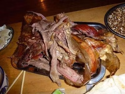 Kinh hoàng món ăn từ thịt lợn thối treo 10 năm ở Trung Quốc - Hình 5 Kinh hoang mon an tu thit lon thoi treo 10 nam o Trung Quoc-Hinh-5