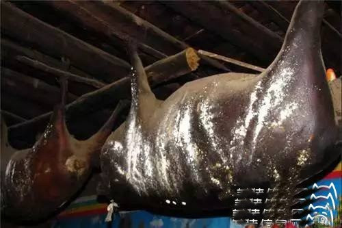 Kinh hoàng món ăn từ thịt lợn thối treo 10 năm ở Trung Quốc - Hình 4 Kinh hoang mon an tu thit lon thoi treo 10 nam o Trung Quoc-Hinh-4