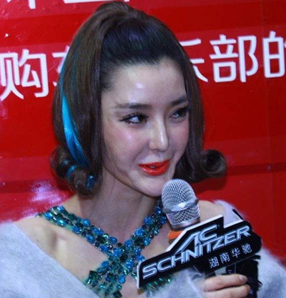 Hot girl 9X Lý Dĩnh Chi khiến người đối diện hốt hoảng với chiếc cằm nhọn, đôi môi căng và gương mặt dài hơn hẳn so với bình thường.