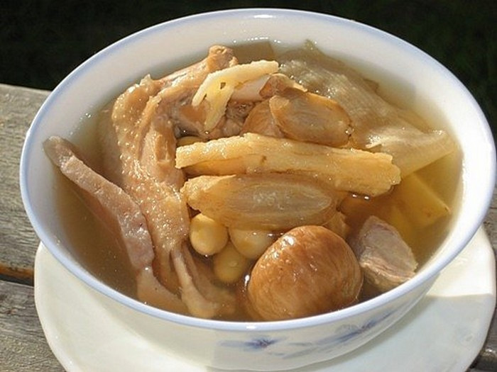 Phượng hoàng hàm ngọc trúc. Bài thuốc này yêu cầu những nguyên liệu quý và khó tìm hơn, bao gồm: 15g ngọc trúc, 20g Bắc Sa sâm, 5g Cát căn, 3g Tô diệp, một con vịt cái, gừng, rượu, muối. Rửa sạch vịt rồi cho tất cả các vị thuốc bắc vào ninh nhừ trong khoảng 2 giờ đồng hồ đến khi vịt chín mềm là ăn được. Ảnh: Nhansamviet.