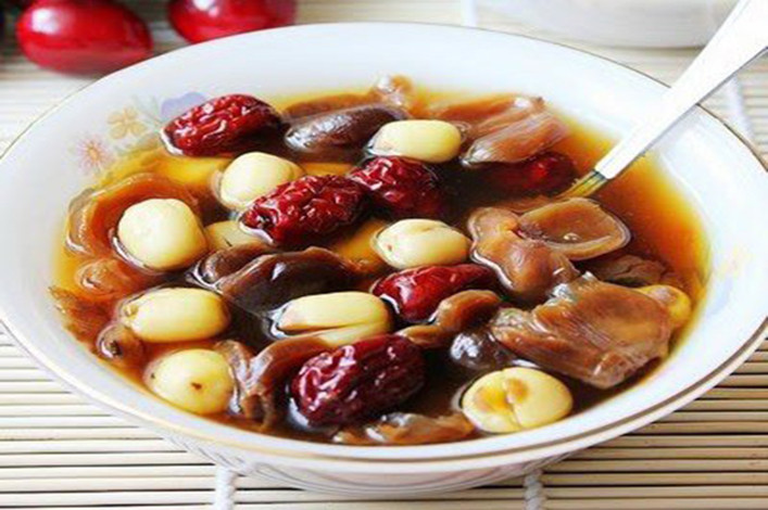 Nước táo đỏ nấu long nhãn: Chuẩn bị: Long nhãn (40g), táo đỏ (30g), mật ong hoa nhãn (1 muỗng). Cho long nhãn, táo đỏ vào rây rửa sạch, để ráo. Đun sôi 300ml nước, cho long nhãn, táo đỏ vào nồi, chờ nước sôi trở lại thì tắt bếp. Chắt lấy nước, cho mật ong vào là có thể dùng được. Táo đỏ có tác dụng dưỡng huyết, bổ khí sẽ làm cho da đẹp, vòng 1 nở nang. (Thông tin trong bài chỉ mang tính chất tham khảo, trước khi sử dụng bài thuốc, bạn vui lòng hỏi ý kiến bác sĩ).