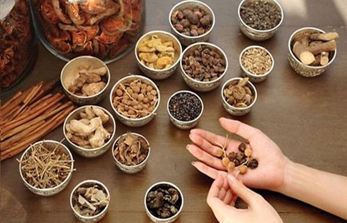 “Ngọc nữ doanh nhũ tô”. Bài thuốc này hơi cầu kỳ và nhiều nguyên liệu. Gồm có ngô, đậu nành, hạt kiều mạch, lạc, sen trắng, hạt óc chó, mộc thông, vừng trắng và hoàng kỳ đem sấy khô rồi nghiền thành dạng bột, thêm mật ong và nhào thành viên uống vào mỗi sáng, tối. Ảnh: Phauthuatnangnguc.