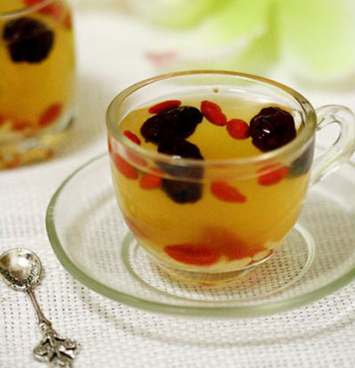 Hoàng kỳ hồng tảo trà. Nguyên liệu cần có bao gồm khoảng 5 miếng hoàng kỳ, 3 quả táo tàu. Cách làm rất đơn giản, chỉ cần chế nước đun sôi, ngâm các vị thuốc trong nước nóng, để nguội vừa uống, sử dụng hằng ngày. Ảnh: Timemart.