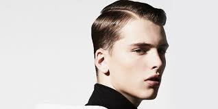 Mẫu tóc side part cổ điển mang đến cho các đấng mày râu nét thanh lịch và sang trọng. Kiểu tóc side part phù hợp với các quý ông thành đạt, ưa thích sự bóng bẩy và chỉn chu.