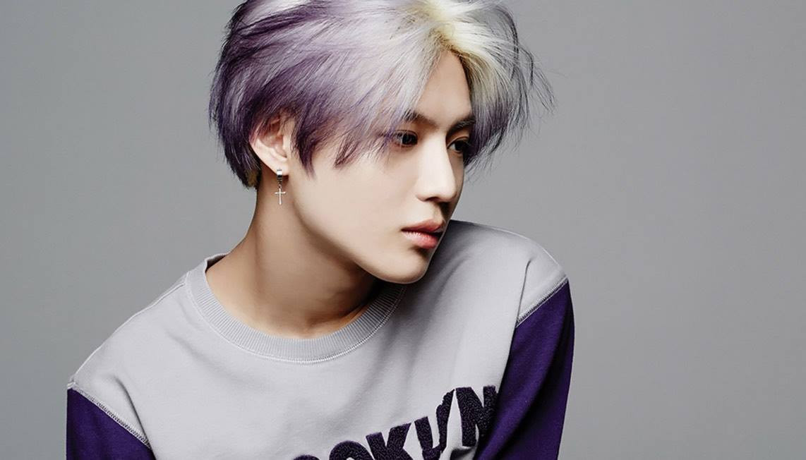 Kiểu tóc Hàn Quốc này gồm phần tóc hai bên và sau gáy được tỉa ngắn trong khi phần tóc đỉnh đầu có độ dài ở mức 7-9cm và hầu hết phù hợp với mọi chất tóc. Tóc này khi nhuộm thêm màu mè nữa sẽ tạo nên vẻ trẻ trung và cá tính vô cùng.