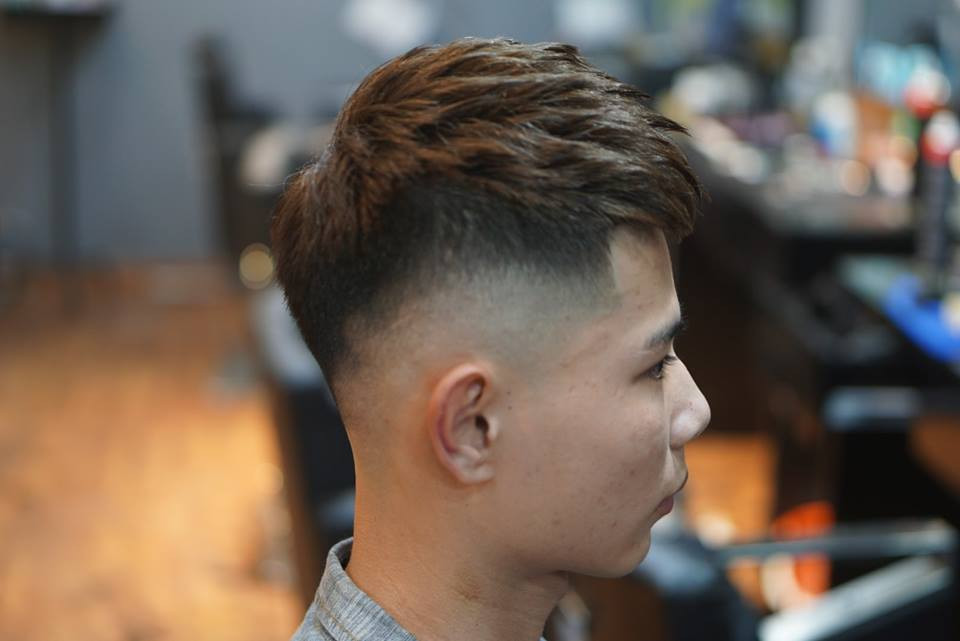 Tóc Mohican: Đây là kiểu tóc nam có phần mái dài vừa phải, được vuốt phồng lên và đổ về phía trước, hai bên mai cạo sát.