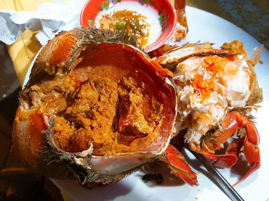 Cua huỳnh đế to bằng bàn tay, có hình dáng rất độc đáo: mai như rùa màu đỏ, đuôi nhỏ như tôm và cái đầu to. Loài cua này nổi tiếng thơm ngon, chúng thường sống ở những vùng biển sạch có đáy cát vàng và nguồn nước trong xanh. Thường vào mùa xuân, cua huỳnh đế ăn ngon nhất và thường có trọng lượng lớn, có con 1kg.