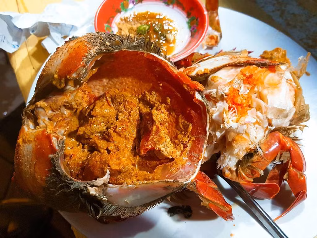 Cua huỳnh đế to bằng bàn tay, có hình dáng rất độc đáo: mai như rùa màu đỏ, đuôi nhỏ như tôm và cái đầu to. Loài cua này nổi tiếng thơm ngon, chúng thường sống ở những vùng biển sạch có đáy cát vàng và nguồn nước trong xanh. Thường vào mùa xuân, cua huỳnh đế ăn ngon nhất và thường có trọng lượng lớn, có con 1kg.