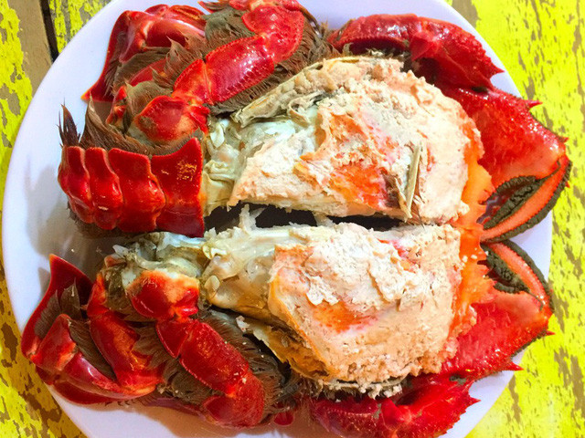 Phần lớn cua huỳnh đế được hấp với sả, khi chín vỏ đỏ rực, nóng hổi và thơm. Chấm với muối tiêu ớt xanh và mù tạt là cách tận hưởng thịt cua cực ngon.