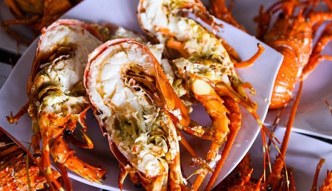 Những con tôm lớn, nhiều thịt, chắc và ngọt thường được chế biến thành nhiều món như hấp, nướng hay rim, nấu canh chua. Tôm hùm cũng thường được hấp bia sả sẽ cảm nhận được hương vị đặc trưng của tôm nhất. Nhâm nhi từng miếng thịt tôm với muối tiêu chanh pha mù tạt cay nồng rồi cùng bạn bè râm ran chia sẻ những trải nghiệm về chuyến đi thì chẳng còn gì thích thú bằng.