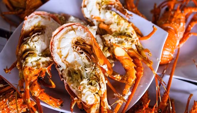 Những con tôm lớn, nhiều thịt, chắc và ngọt thường được chế biến thành nhiều món như hấp, nướng hay rim, nấu canh chua. Tôm hùm cũng thường được hấp bia sả sẽ cảm nhận được hương vị đặc trưng của tôm nhất. Nhâm nhi từng miếng thịt tôm với muối tiêu chanh pha mù tạt cay nồng rồi cùng bạn bè râm ran chia sẻ những trải nghiệm về chuyến đi thì chẳng còn gì thích thú bằng.