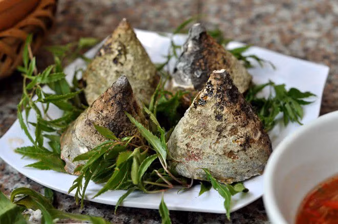 Ốc vú nàng: Đây là đặc sản ở biển Lý Sơn và được rất nhiều thực khách đến đây ưa thích. Để bắt ốc, người dân phải ngâm mình dưới nước hàng giờ, dùng đèn soi rọi vào tận kẽ đá, dùng mũi dao nhọn tách từng con ốc đang bám chặt vào thành đá.