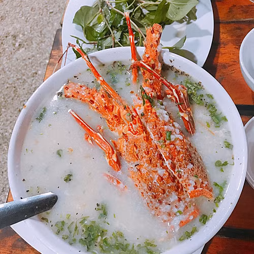 Ngoài ra, cháo tôm hùm cũng mang lại cho thực khách trải nghiệm khác về vị ngọt của hải sản và dễ ăn. Bạn sẽ cảm nhận được mùi tía tô, hành, tiêu quyện với thịt tôm dai, ngọt đậm đà.