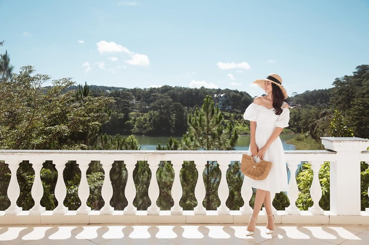 Khi mặc đầm trắng trễ vai, Tiểu Vy hóa thành tiểu thư đài các nữ tính và quyến rũ. Ảnh: FBNV.