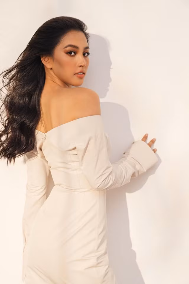 Người đẹp Quảng Nam tạo dáng khoe hình thể gợi cảm với các thiết kế cắt xẻ.