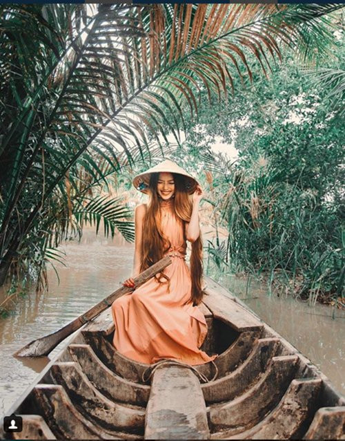 Sarah Trần hiện 24 tuổi, có cha là người Việt, mẹ là người Úc. Hiện tại, cô đang sinh sống và làm việc tại Đức. Đặc điểm khiến Sarah được ngưỡng mộ nhiều trên mạng xã hội chính là mái tóc dài dày mượt cùng gu ăn mặc điệu đà như công chúa của mình.