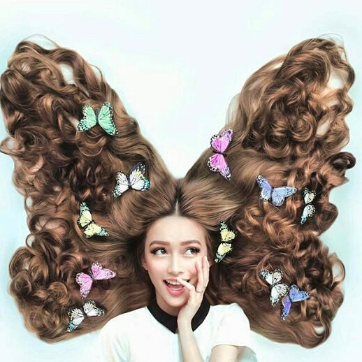 Nhiều người cho rằng chăm gội đầu và dùng dầu xả, hấp tóc đều là tóc sẽ đẹp, nhưng theo Sarah Trần cô chăm tóc bằng cách có chế độ ăn cân bằng đủ chất và đặc biệt là dùng thêm các dưỡng chất bổ sung cho mái tóc chắc khỏe.