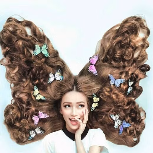 Nhiều người cho rằng chăm gội đầu và dùng dầu xả, hấp tóc đều là tóc sẽ đẹp, nhưng theo Sarah Trần cô chăm tóc bằng cách có chế độ ăn cân bằng đủ chất và đặc biệt là dùng thêm các dưỡng chất bổ sung cho mái tóc chắc khỏe.