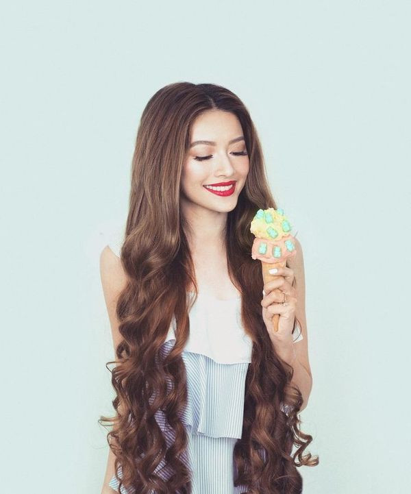 Sarah Trần chia sẻ rằng dưỡng chất đầy đủ khiến tóc cô dù dài chấm hông vẫn không có dấu hiệu chẻ ngọn.