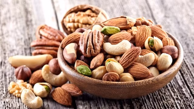 Thực phẩm chứa chất béo không bão hòa như quả óc chó, hạnh nhân và các loại hạt khác chứa axit béo Omega-3 giúp tăng cường sức khỏe tim, chức năng não và sức khỏe thể chất tổng thể. Những loại hạt này chứa axit béo omega-3 giúp cải thiện gan và ngăn ngừa bệnh gan nhiễm mỡ.