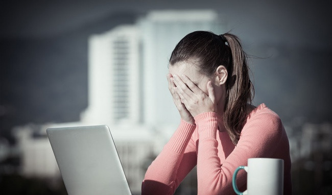 Hay bị stress: Thường xuyên căng thẳng khi nghĩ tới công việc cũng có thể gây béo bụng và tăng cân. Stress làm tăng nồng độ cortisol và có xu hướng gây cảm giác thèm ăn.