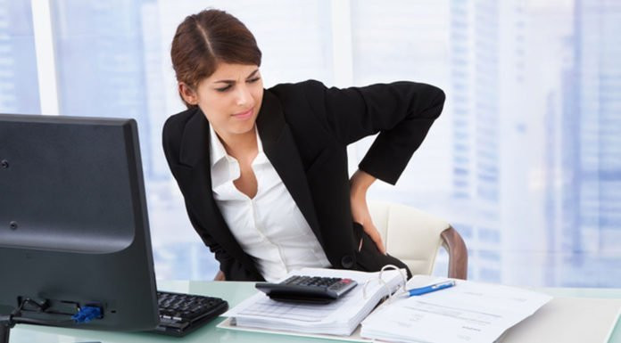 Ngồi nhiều: Thói quen ngồi nhiều khiến mỡ bụng ngày càng tích tụ thêm. Điều này cũng rất khó giải quyết với những người làm việc văn phòng, họ buộc phải ngồi gần như cả ngày. Nhưng vẫn có cách cải thiện tốt nhất đó chính là bạn nên tranh thủ đi dạo buổi tối hoặc tập thể dục buổi sáng để giảm mỡ bụng.