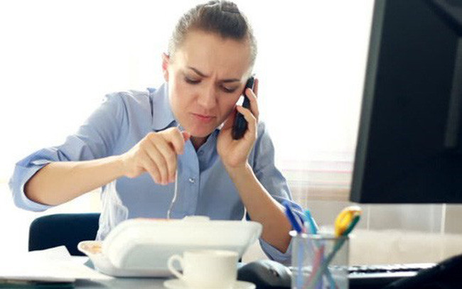 Vừa ăn vừa làm việc: Khi tập trung coi Tivi hay máy tính, chúng ta thường mất tập trung vào việc ăn khiến bạn ăn không kiểm soát, ăn quá no gây nên tình trạng thừa năng lượng, lười vận động. Tất cả năng lượng dư thừa ấy sẽ chuyển hóa thành mỡ. Ngoài ra, thói quen này hoàn toàn không tốt cho tiêu hóa, bạn nên bỏ ngay.