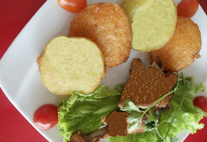 Xôi chiên phồng: Xôi chiên phồng được làm từ cơm nếp đã giã nhuyễn chung với đường và đậu xanh. Sau đó vo tròn rồi đem chiên trong chảo dầu nóng. Xôi chiên không cứng mà lại có độ dẻo, dai và mềm vừa phải.