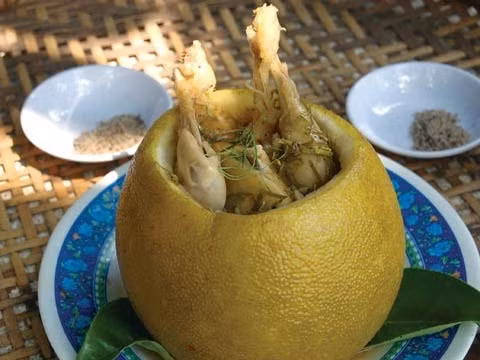 Gà hấp bưởi là món ăn đặc sản nổi tiếng của Đồng Nai. Để có được món gà hấp bưởi ngon, người ta phải chọn những con gà mái to, da vàng, chân đen.