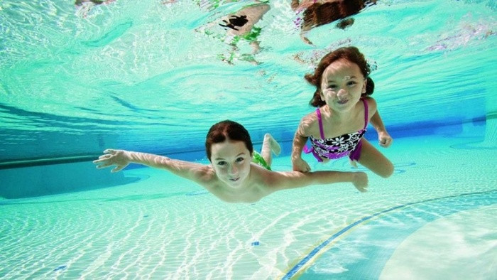 Bạn chỉ nên chọn khung giờ bơi vào buổi sáng sớm hoặc chiều muộn. Buổi sáng nếu đi tập bơi rèn luyện sức khỏe nên bơi vào khung giờ từ 5 rưỡi – 8h hoặc từ 6h – 9h sáng là khoảng thời gian tốt nhất. Vào buổi chiều thích hợp nhất nên chọn từ 5 giờ chiều trở đi.