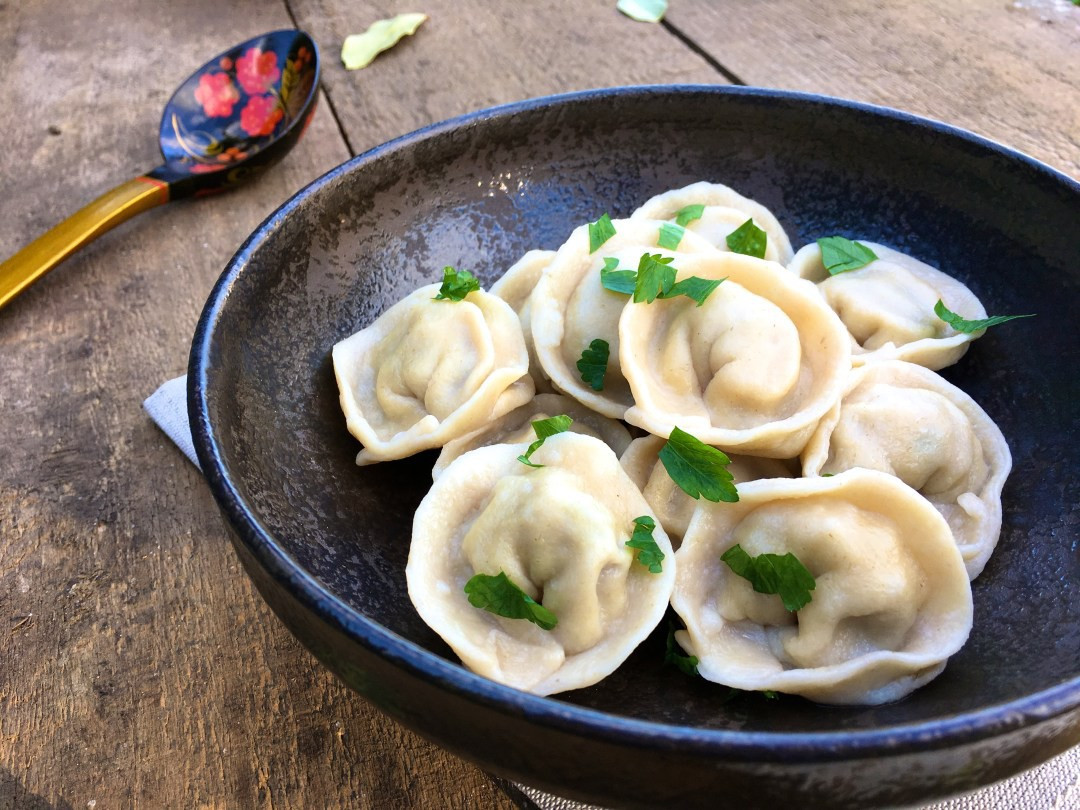 Không chỉ mang ý nghĩa gắn kết gia đình mà bánh Pelmeni còn mang một ý nghĩa vô cùng thú vị. Bởi trong quá trình làm bánh, người ta sẽ lén cho một đồng xu bạc vào nhân bánh. Số lượng bánh có đồng xu bên trong rất ít ỏi nên nếu ai ăn được chiếc bánh này thì có nghĩa là họ sẽ gặp may mắn vào thời gian sắp tới.